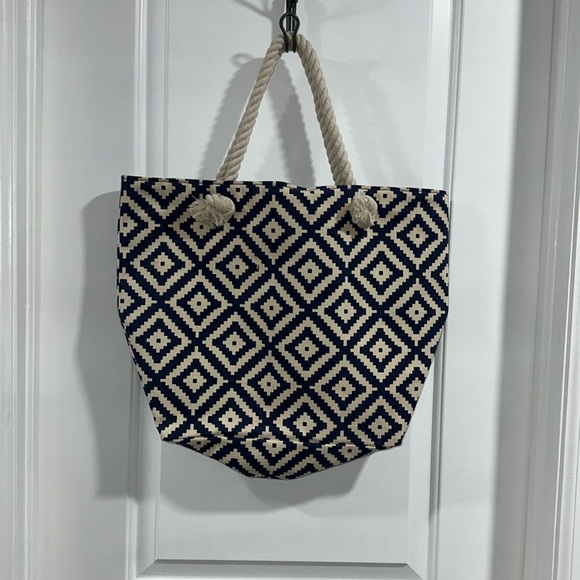 ⭐️SOLD⭐️NWOT Summer & Rose Tote Bag with button closure - Picture 2 of 7